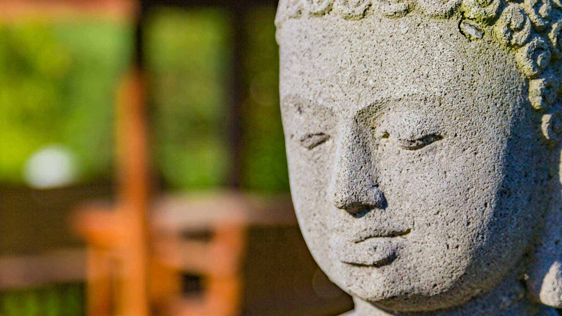 Gesicht des Buddha in der Parkanlage.