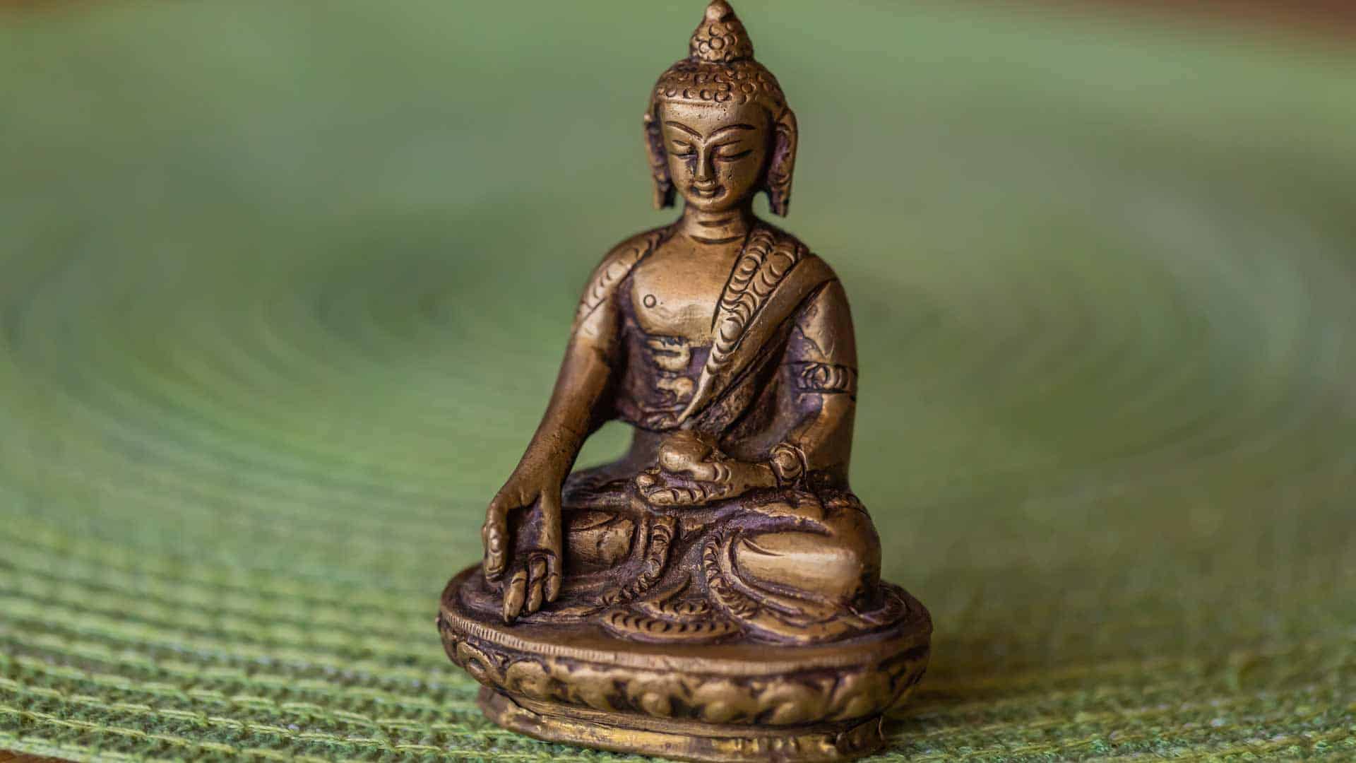 kleiner Buddha mit grünem Hintergrund im LANAI SPA