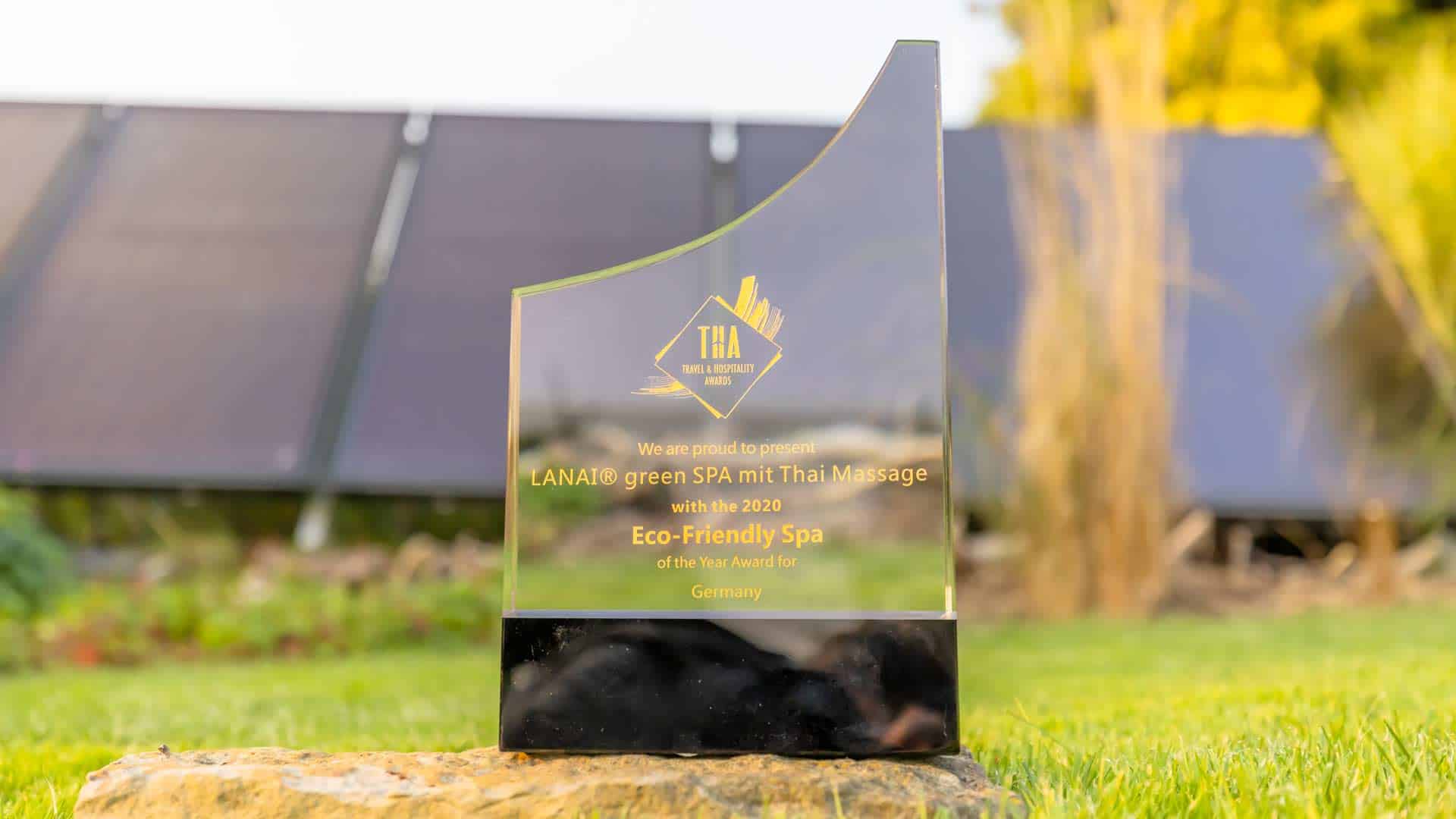 Glas Award von Travel & Hospitality Awards Kategorie "green SPA" im Garten auf Gras