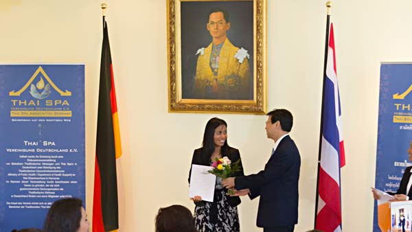 Kittima Ebeling nimmt in der thailändischen Botschaft die Auszeichnung des Qualität Award entgegen.
