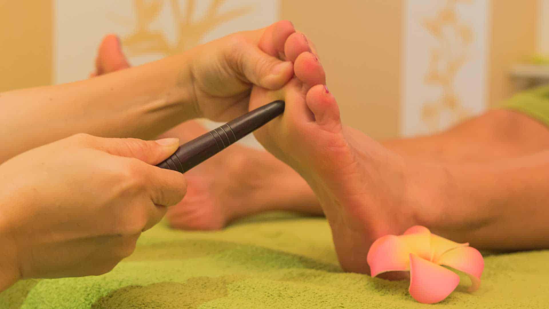 Während der Fußmassage wird der Fuß mit dem Massage-Stick an der Sohle massiert.
