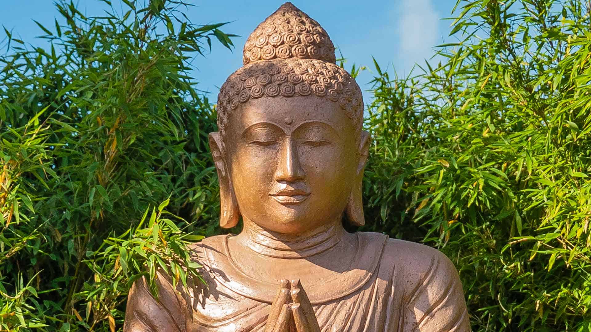 Buddha mit grünem Bambus im Lanai green nature Spa Park